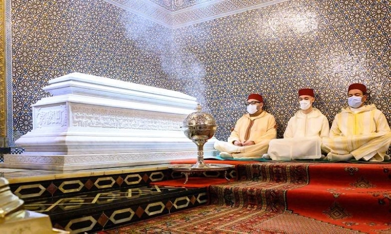 Le Roi Mohammed VI, Amir Al-Mouminine, accompagné du Prince Héritier Moulay El Hassan et du Prince Moulay Rachid, commémorant l’anniversaire de la disparition de Feu SM le Roi Hassan II