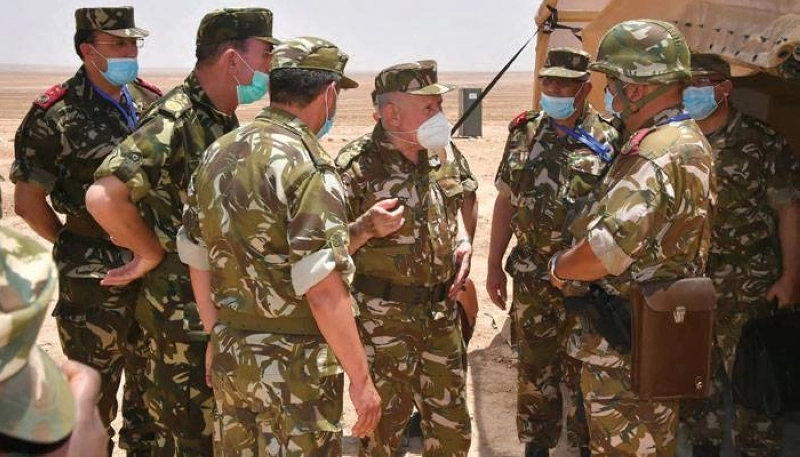 Chengriha, qui donne sur cette photo ses instructions à des militaires, a un nouveau cadavre sur les bras