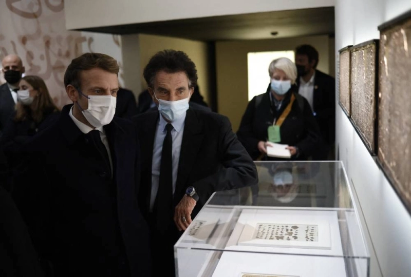 Le Président français, Emmanuel Macron écoutant avec attention le président de l'Institut du Monde Arabe qui abrite l'exposition "Juifs d'Orient, Une histoire plurimillenaire".