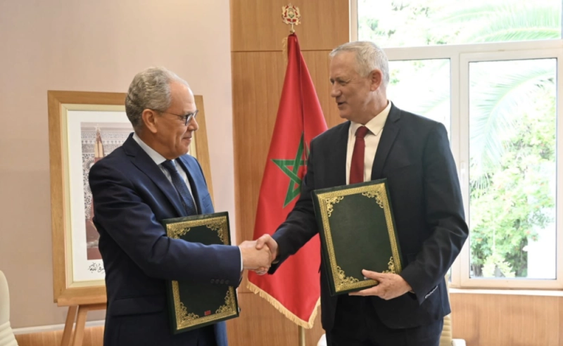 Le ministre israélien de la Défense, Benny Gantz avec le ministre délégué à la Défense, Abdellatif Loudiyi.