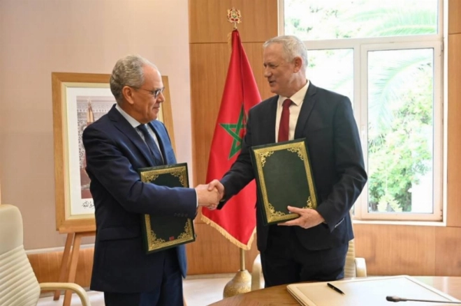 «Nous avons franchi une étape historique aujourd'hui», a tweeté Benny Gantz en remerciant le Roi Mohammed VI qui a rendu possible la coopération bilatérale officialisée à travers l’accord signé, mercredi 24 novembre, par le ministère israélien de la Défense et le ministre délégué à la Défense, Abdellatif Loudiyi.