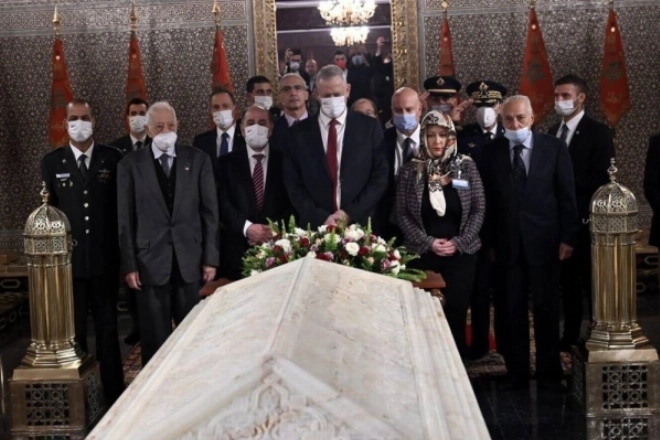 «Nous travaillerons tous ensemble pour un avenir meilleur et pour le partenariat et pour la paix entre les nations et les peuples», souligne Benny Gantz en publiant cette photo sur Twitter après sa visite, mardi 24 novembre, au Mausolée Mohammed V.