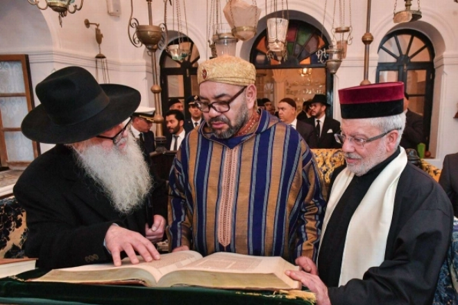Le Roi Mohammed VI entouré du Grand Rabbin David Pinto (à gauche) et de Joseph Israel, Grand Rabbin de Casablanca lors de sa visite à Bayt Dakira (Maison de la mémoire) à Essaouira le 15 janvier 2020.