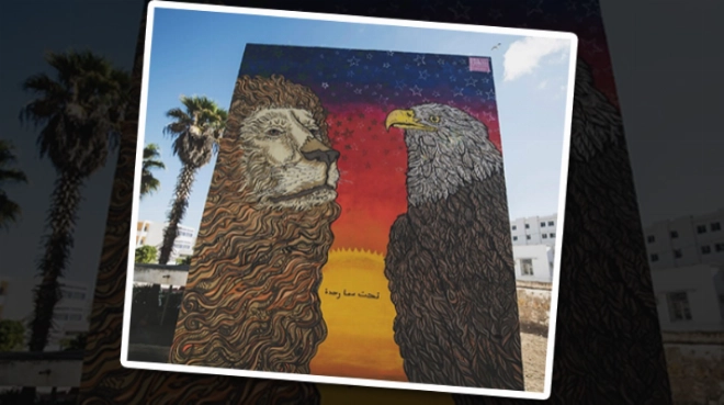 Réalisée par Cheri Lee Charlton, en collaboration avec Fathi Khilad et Bakr Addaoui, la peinture murale représente deux animaux puissants emblématiques des deux pays.
