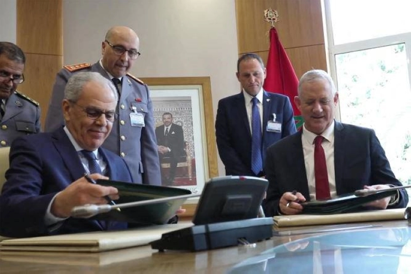 Abdellatif Loudyi, le ministre délégué à la Défense et Benny Gantz, le ministre israélien de la Défense signent un accord de sécurité, à Rabat.