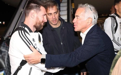 Sylvan Adams parlant avec la légende vivante du football Lionel Messi qu'il a pu fait venir en Israël