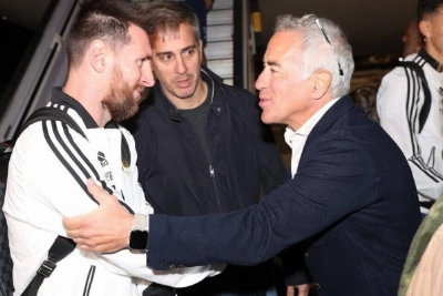 Sylvan Adams parlant avec la légende vivante du football Lionel Messi qu'il a pu fait venir en Israël