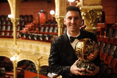 Lionel Messi portant son 7e Ballon d'or