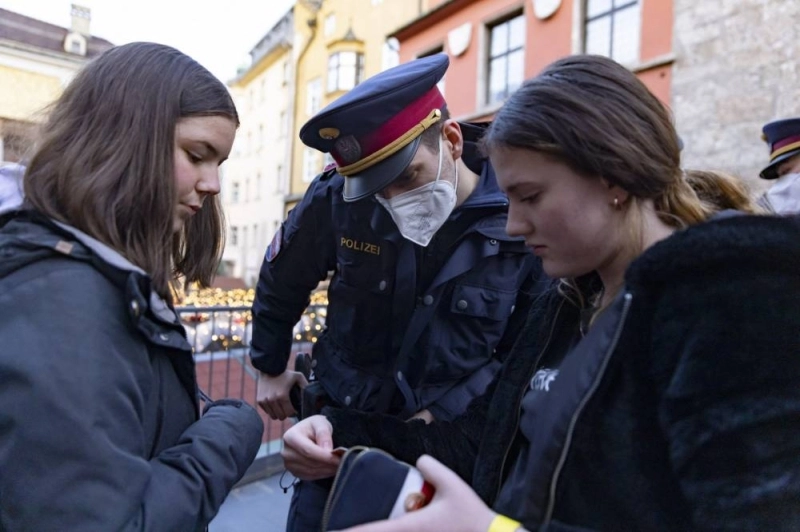 Un policier procédant au contrôle de la vaccination anti-covid