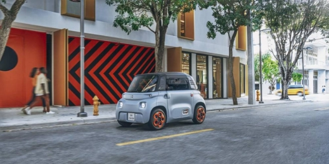 La Citroën Ami mesure 2,41 m, soit une trentaine de centimètres de moins qu'une Smart ForTwo.
