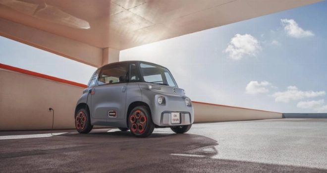 La batterie de l'AMI se recharge en 3 heures sur une prise électrique standard, comme un smartphone.