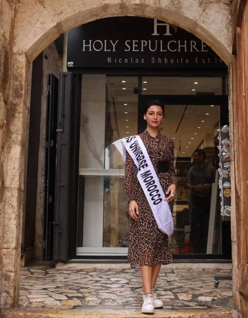 Miss Morocco devant le Saint Sépulcre à Jérusalem.