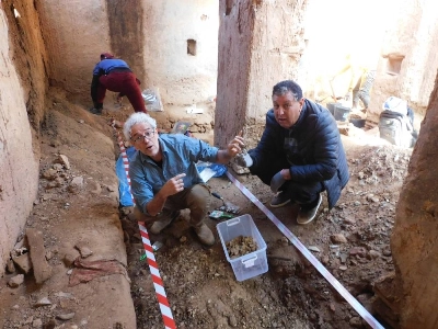 Les archéologues Saghir Mabrouk et Yuval Yekutieli menant, ensemble, les fouilles sur le site de la synagogue D'Aguerd Tamanart