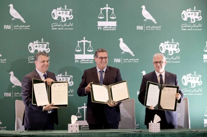 Les chefs des partis de la majorité montrant la Charte qu'ils venaient de signer