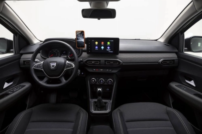 Dacia Logan embarque un nouveau système multimédia avec un écran taclile 8 pouces plus grand et mieux orienté côté conducteur.