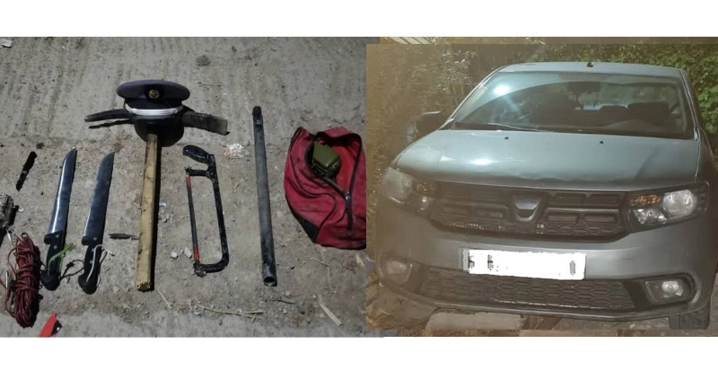 La voiture, les armes blanches et d'autres objets saisis dans cette opération