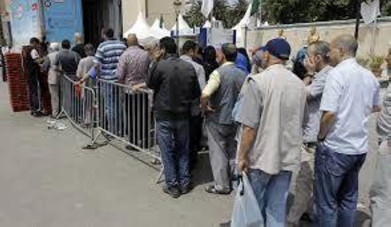 A Alger la situation est pénible. Il faut faire la queue pour acheter des produits de consommation courante.
