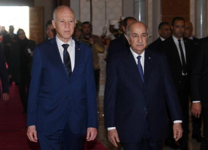Tebboun chez le président tunisien Kaïs Saed. L’ambiance n’est pas tout à fait joyeuse