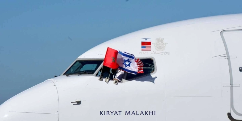 Avion israélien arborant les drapeaux d'Israël et du Maroc