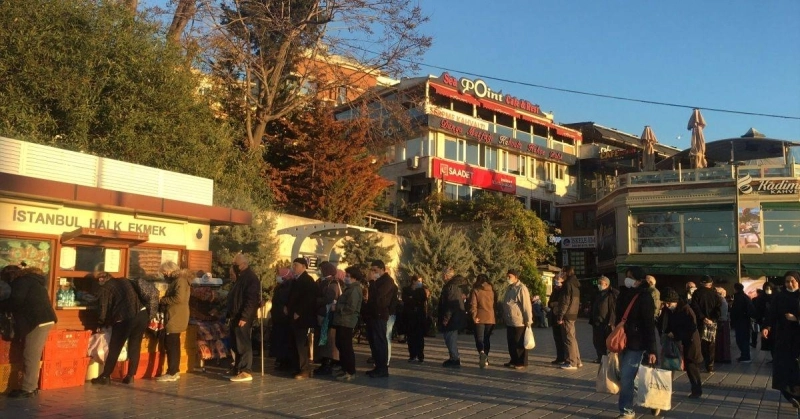 Les queues devant les boulangeries. Le pain se fait rare et plus cher.