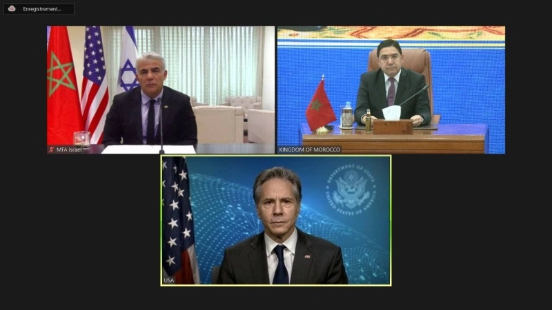Nasser Bourita s'entretenant avec le chef de la diplomatie américaine Antony Blinken et le ministre israélien des Affaires étrangères, Yaïr Lapid