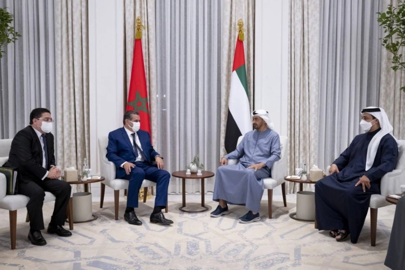 Cheikh Mohamed Ben Zayed Al Nahyan s'entretenant avec Aziz Akhannouch, en présence de Nasser Bourita