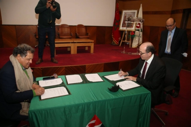 Le président de la Fondation Al Omrane, Badre Kanouni et le président de la FNM, Mehdi Qotbi, signent une convention de partenariat en faveur des enfants défavorisés.
