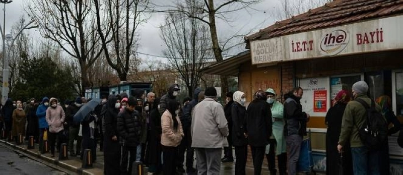 Les Turcs font la queue pour du pain subventionné