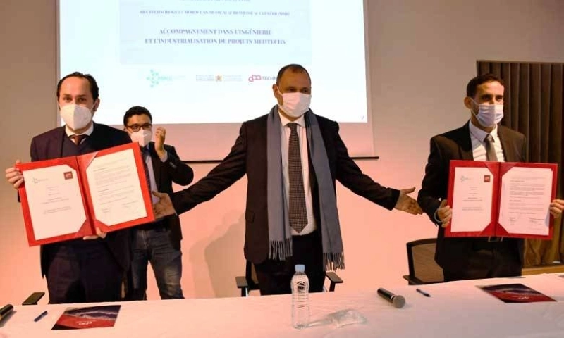 Ryad Mezour, le ministre du Commerce et de l'Industrie avec les dirigeants d'ABA Tecnology, Mohamed Benaouda et de MMI Cluster Saïd Benhajjou lors de la signature.