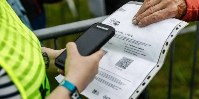 Faux pass sanitaires. Huit personnes arrêtées