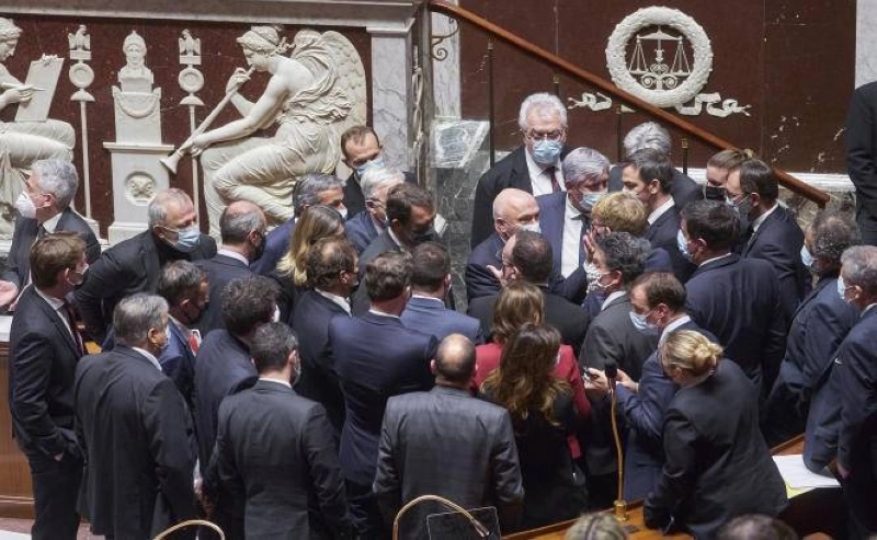 Assemblée nationale française. L'opposition, choquée par les déclarations du Président, riposte