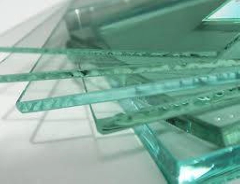 La flambée des prix du verre et la rareté du matériau paralyse l'activité de construction.