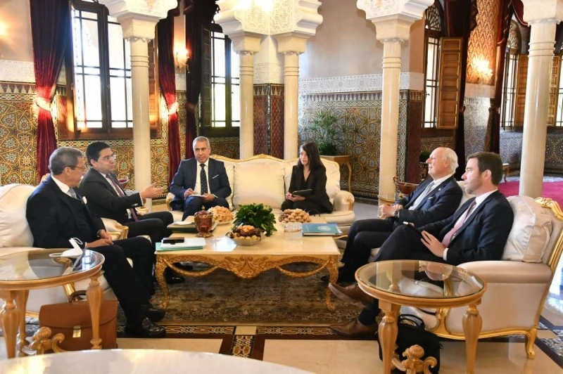 Nasser Bourita s'entretenant à Rabat avec l’Envoyé personnel du Secrétaire Général de l’ONU pour le Sahara marocain, Staffan de Mistura, en présence de Omar Hilal.