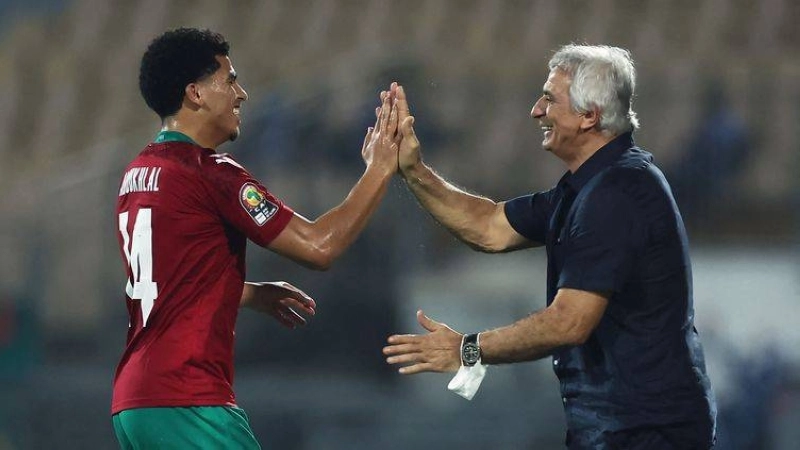 Vahid Halilhodžić félicitant le buteur Zakaria Aboukhlal