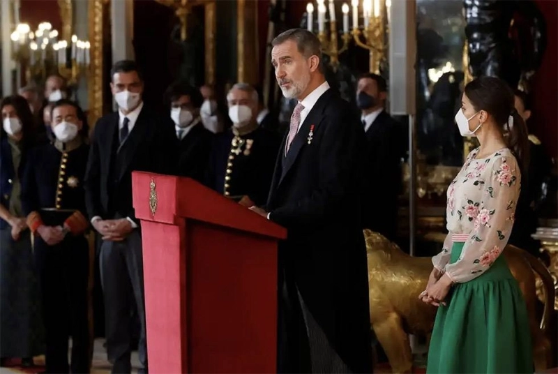 Le Roi Felipe VI s'adressant au Corps diplomatique accrédité à Madrid en présence de la reine Letizia et du Premier ministre espagnol Pedro Sánchez