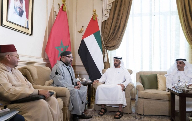 Le Roi Mohammed VI s'entretenant à Abu Dhabi avec Cheikh Mohamed Ben Zayed Al-Nahyane lors de la visite du Souverain aux Emirats arabes unis en septembre 2018