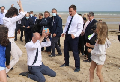 Une pluie de photos satiriques du ministre français de l’Éducation, Jean-Michel Blanquer, déferle sur les réseaux sociaux depuis l'éclatement du scandale ibiza