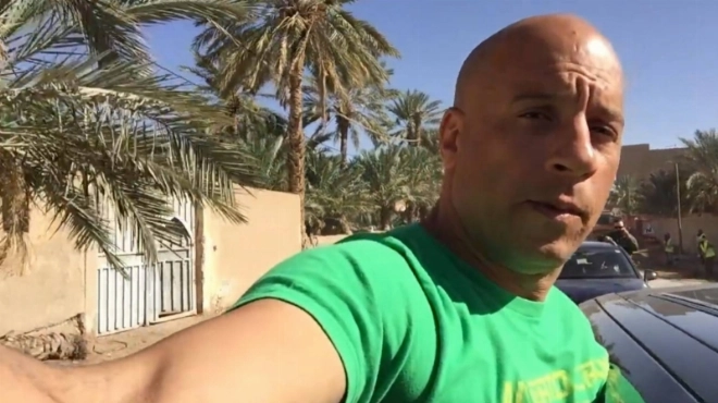 Vin Diesel filmant à bord de sa voiture les alentours de Ouarzazate lors du tournage du film Billy Lynn’s Long Halftime Walk.