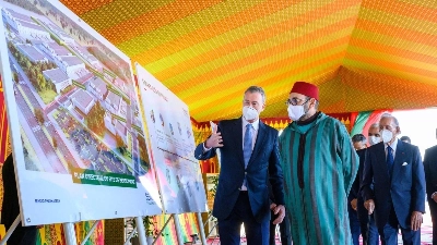 LE ROI MOHAMMED VI ÉCOUTANT LA PRÉSENTATION CONCERNANT L'USINE DE BENSLIMANE