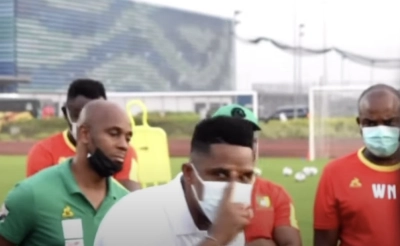 Samuel Eto’o haranguant les joueurs Camerounais