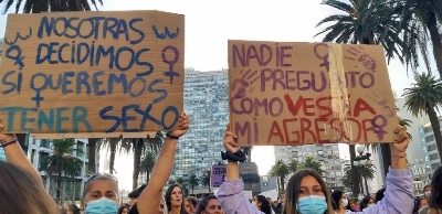 Divers slogans dénonciateurs des abus sexuels ont été brandis par des militantes féministes