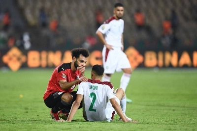 Mohamed Salah consolant Achraf Hakimi après la défaite du Maroc contre l'Egype