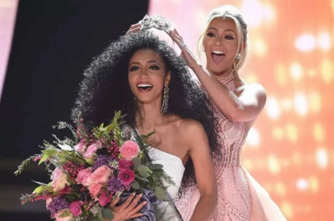 Cheslie Kryst lors de son sacre au concours Miss USA à Reno (Nevada) en mai 2019.