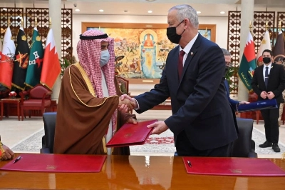 Les ministres de la Défense Benny Gantz, et Abdullah Bin Hassan Al Nuaimi à la signature de l’accord à Manama.