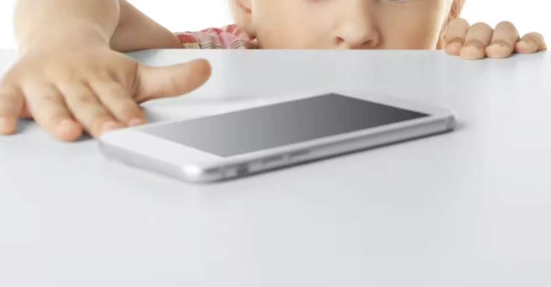 Certains enfants jouent à cache-cache avec leurs parents pour utiliser leurs smartphones en toute heure