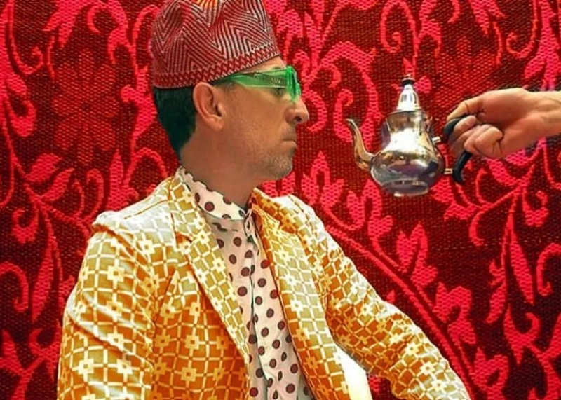 L'humoriste Gad El Maleh est totalement méconnaissable avec son nouveau look coloré.