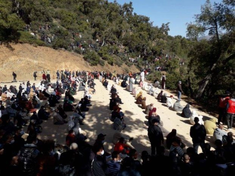 Des centaines de citoyens ont parcouru plus de 8 kilomètres à pied pour assister aux funérailles de Rayan
