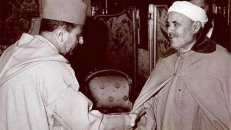 Mohamed Ben Abdelkrim El Khattab saluant le Sultan Mohammed V