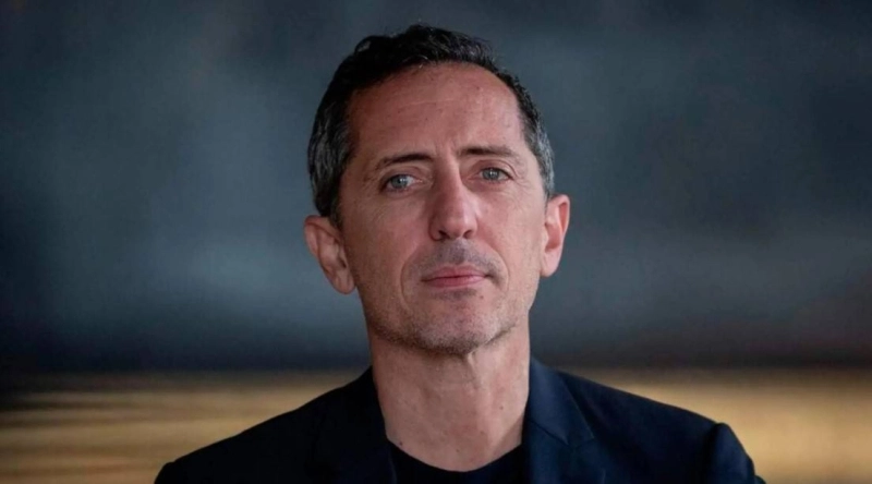 Gad El Maleh joue cartes sur table dans son nouveau spectacle D'ailleurs.