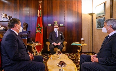 Le Roi Mohammed VI donnant ses hautes instructions au chef du Gouvernement, Aziz Akhnouch, et au ministre de l'Agriculture, de la Pêche maritime, du Développement rural et des Eaux et Forêts, Mohamed Sadiki.